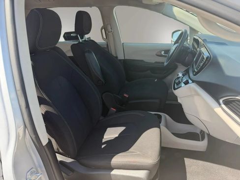 Used 2022 Chrysler Voyager LX FWD image 13
