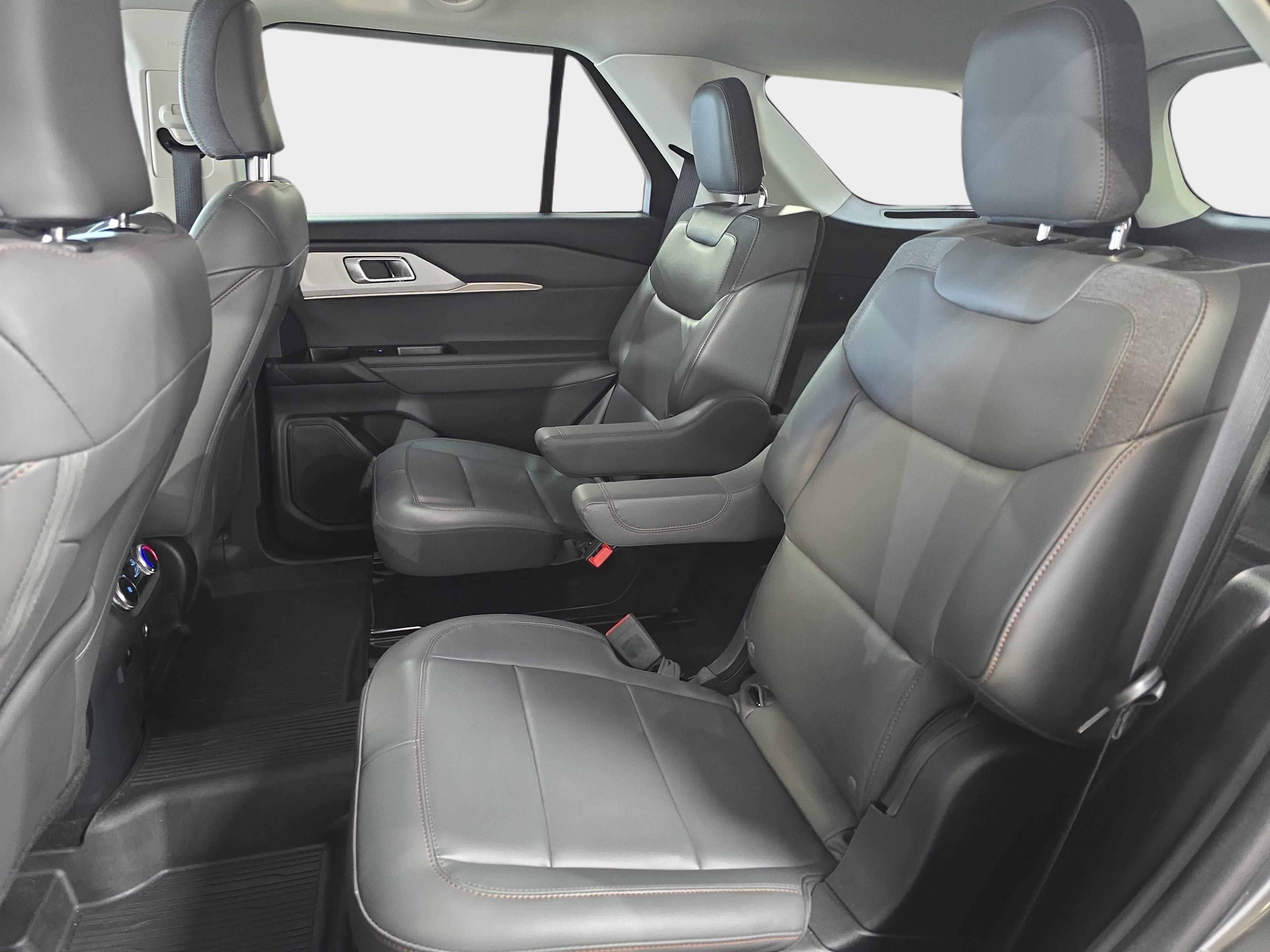 Used 2025 Ford Explorer Active w/ Active Comfort Package RWD image 11