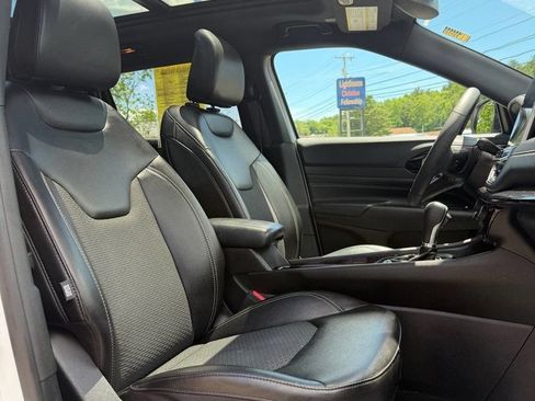Used 2023 Jeep Compass Latitude w/ Sun and Sound Group AWD/4WD image 13