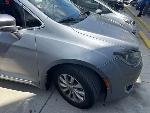 Used 2019 Chrysler Pacifica Touring-L FWD image 4