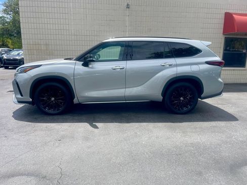 Used 2025 Toyota Highlander XSE AWD/4WD image 2