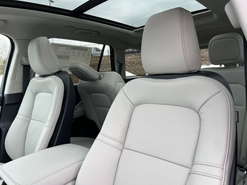 New 2026 Lincoln Aviator AWD image 12