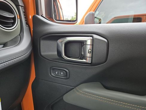 New 2025 Jeep Gladiator Mojave w/ Convenience Group image 25