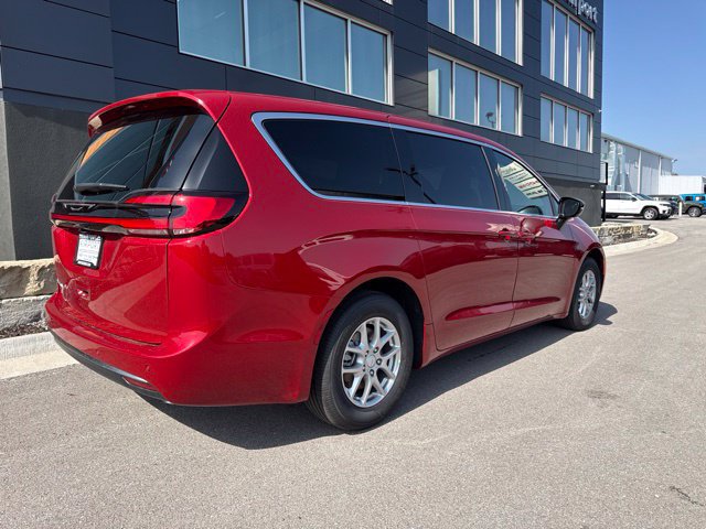 New 2027 Chrysler Pacifica Select FWD image 3