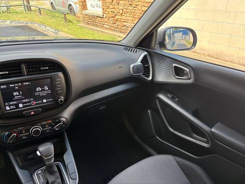 Used 2025 Kia Soul LX w/ LX Technology Package FWD image 32
