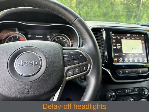 Used 2019 Jeep Cherokee Limited w/ Luxury Group AWD/4WD image 15
