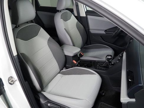 Used 2024 Volkswagen Taos SE w/ Panoramic Sunroof Package FWD image 2