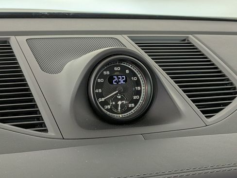 Certified 2025 Porsche Macan AWD/4WD image 28