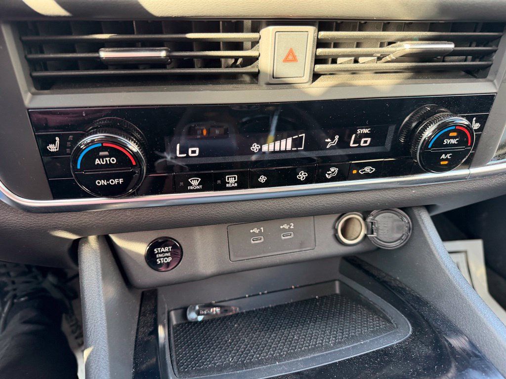 Used 2025 Nissan Rogue SV AWD/4WD image 16
