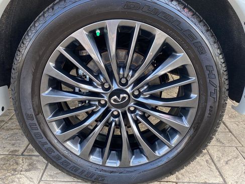 Used 2024 INFINITI QX80 Sensory image 16