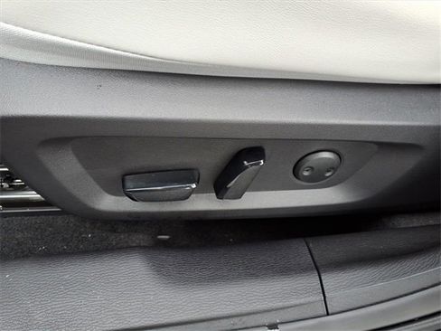 Used 2025 Mitsubishi Outlander AWD image 16