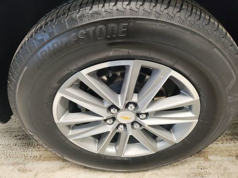 Used 2023 Chevrolet Traverse LT image 3