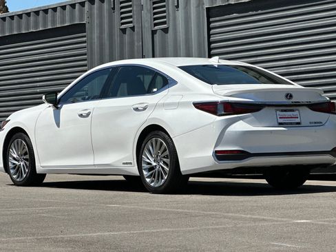 Used 2019 Lexus ES 300h Ultra Luxury w/ Accessory Package 2 FWD image 3