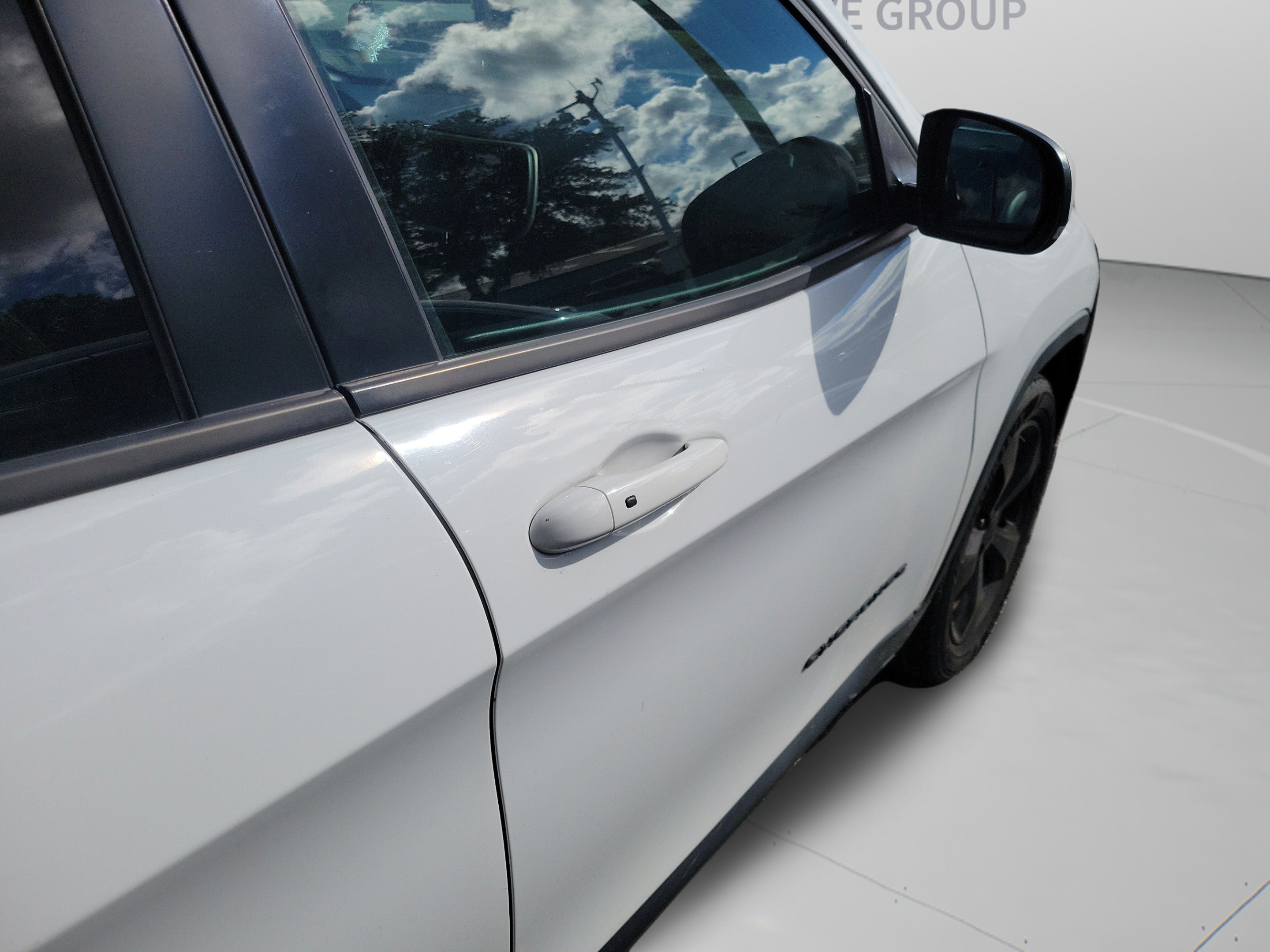 Used 2018 Jeep Cherokee Limited w/ Technology Group FWD image 17