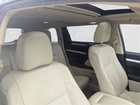 Used 2019 Toyota Highlander XLE FWD image 19