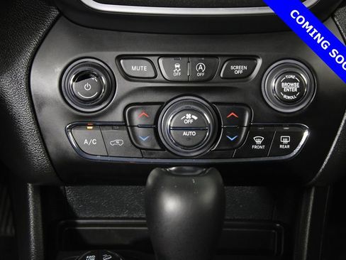 Used 2022 Jeep Cherokee Trailhawk w/ Premium Leather Package image 17