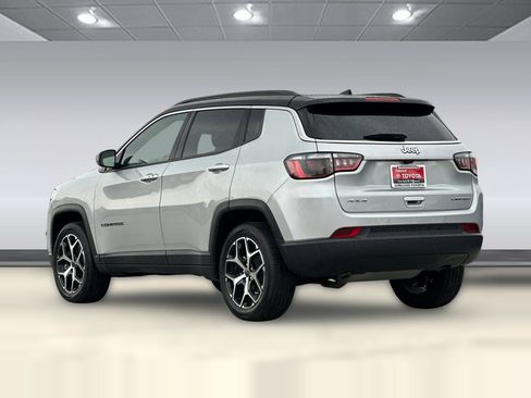 Used 2025 Jeep Compass Limited AWD/4WD image 3
