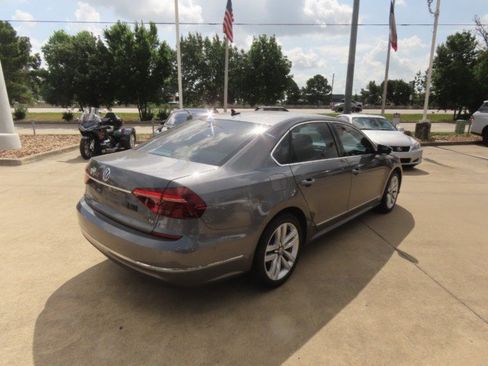 Used 2017 Volkswagen Passat 1.8T SEL Premium FWD image 9