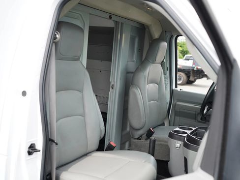 Used 2018 Ford E-450 and Econoline 450 Super Duty RWD image 30