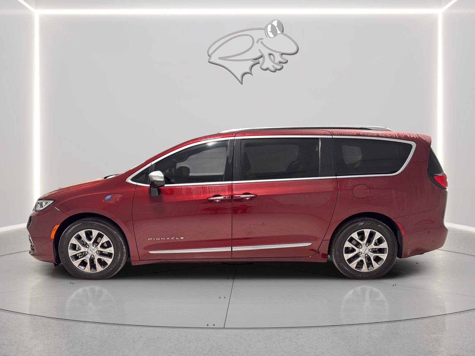 Used 2023 Chrysler Pacifica Pinnacle FWD image 2