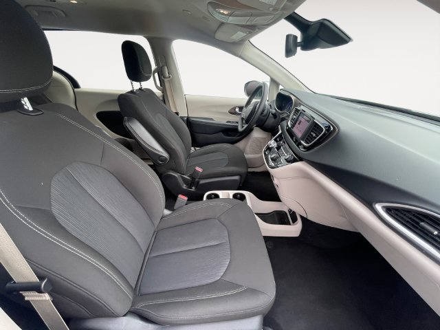 Used 2023 Chrysler Voyager LX FWD image 14