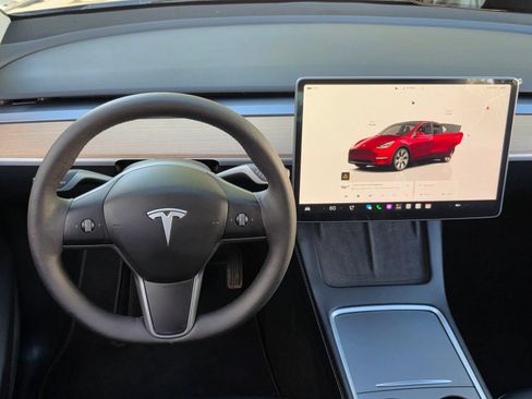 Used 2024 Tesla Model Y Long Range AWD/4WD image 15