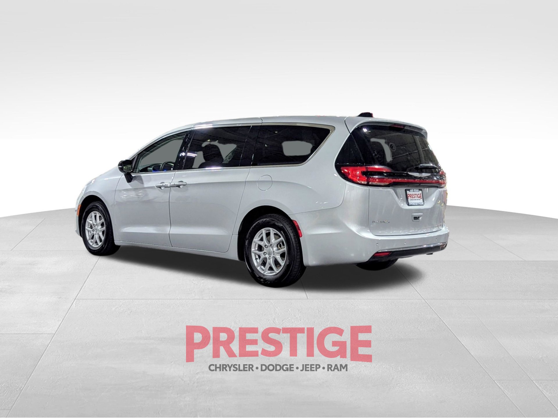 Used 2024 Chrysler Pacifica Touring-L FWD image 10