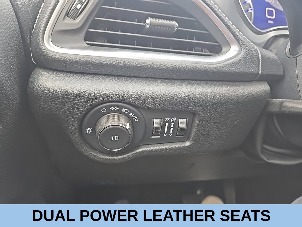 Used 2025 Chrysler Pacifica Limited FWD image 24