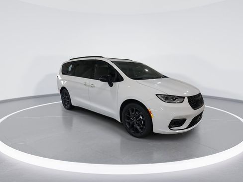 New 2026 Chrysler Pacifica Limited w/ S Appearance Package FWD image 2