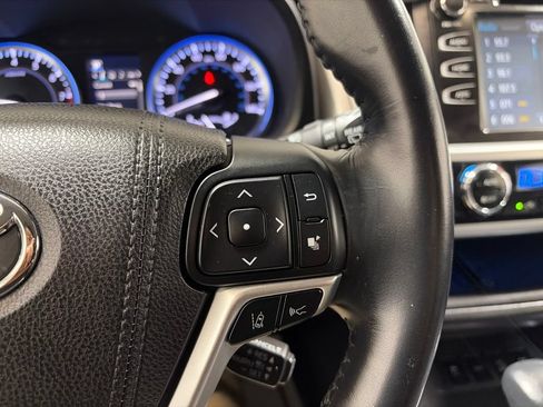 Used 2017 Toyota Highlander SE AWD/4WD image 25
