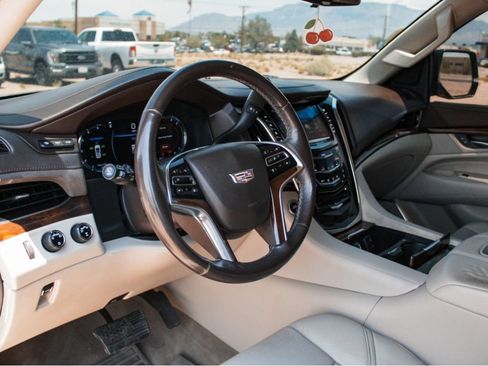Used 2017 Cadillac Escalade ESV Premium Luxury AWD/4WD image 8