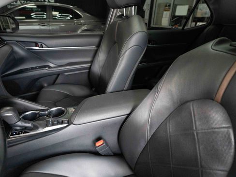 Used 2019 Toyota Camry XLE image 11