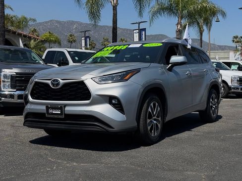 Used 2025 Toyota Highlander XLE FWD image 5