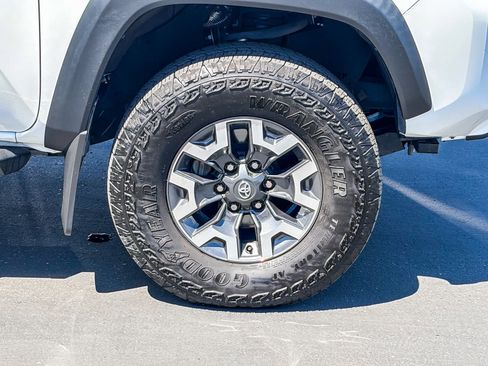 Used 2023 Toyota Tacoma TRD Off-Road w/ Black Out Package (TMS) AWD/4WD image 9
