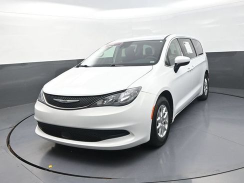 Used 2023 Chrysler Voyager LX FWD image 5