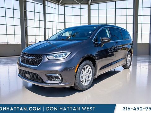 Used 2023 Chrysler Pacifica Touring-L FWD image 23