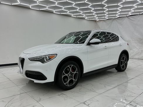 Used 2018 Alfa Romeo Stelvio AWD image 6
