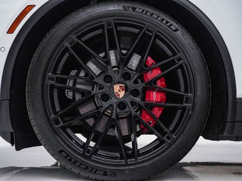 Certified 2025 Porsche Macan 4S Electric AWD/4WD image 13