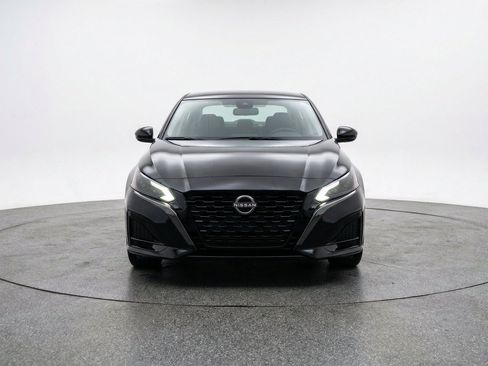 Used 2025 Nissan Altima 2.5 SV FWD image 2