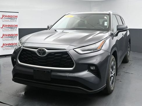 Used 2021 Toyota Highlander XLE AWD/4WD image 4