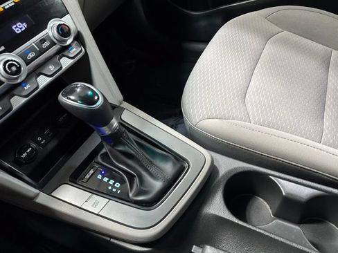Used 2020 Hyundai Elantra SE FWD image 20