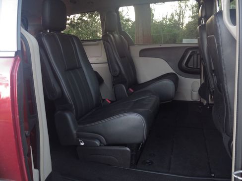 Used 2016 Chrysler Town & Country Touring w/ Driver Convenience Group FWD image 15