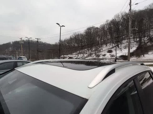 Certified 2022 Volkswagen Taos SE w/ Panoramic Sunroof Package image 13