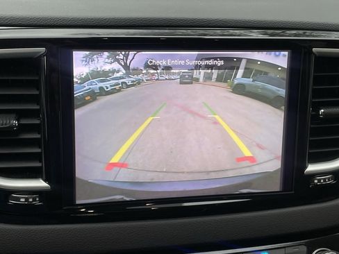 Used 2023 Chrysler Pacifica Touring-L image 18