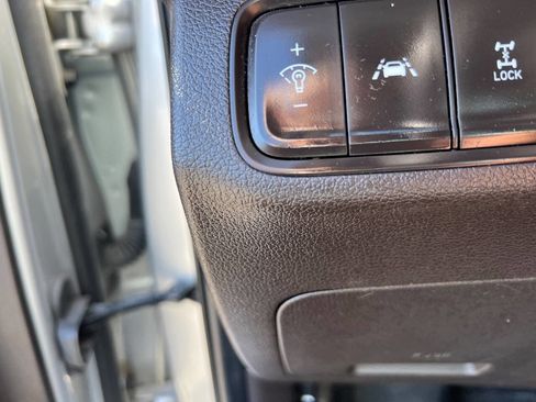 Used 2020 Hyundai Santa Fe SE image 15