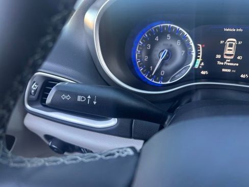 Used 2024 Chrysler Pacifica Touring-L image 17