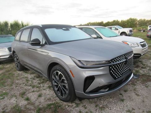 Used 2025 Lincoln Nautilus Reserve image 1