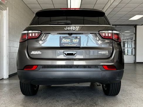 Used 2018 Jeep Compass Latitude w/ Popular Equipment Group FWD image 5