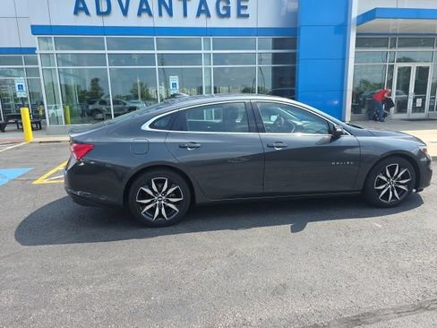 Used 2018 Chevrolet Malibu LT w/ Leather Package FWD image 2