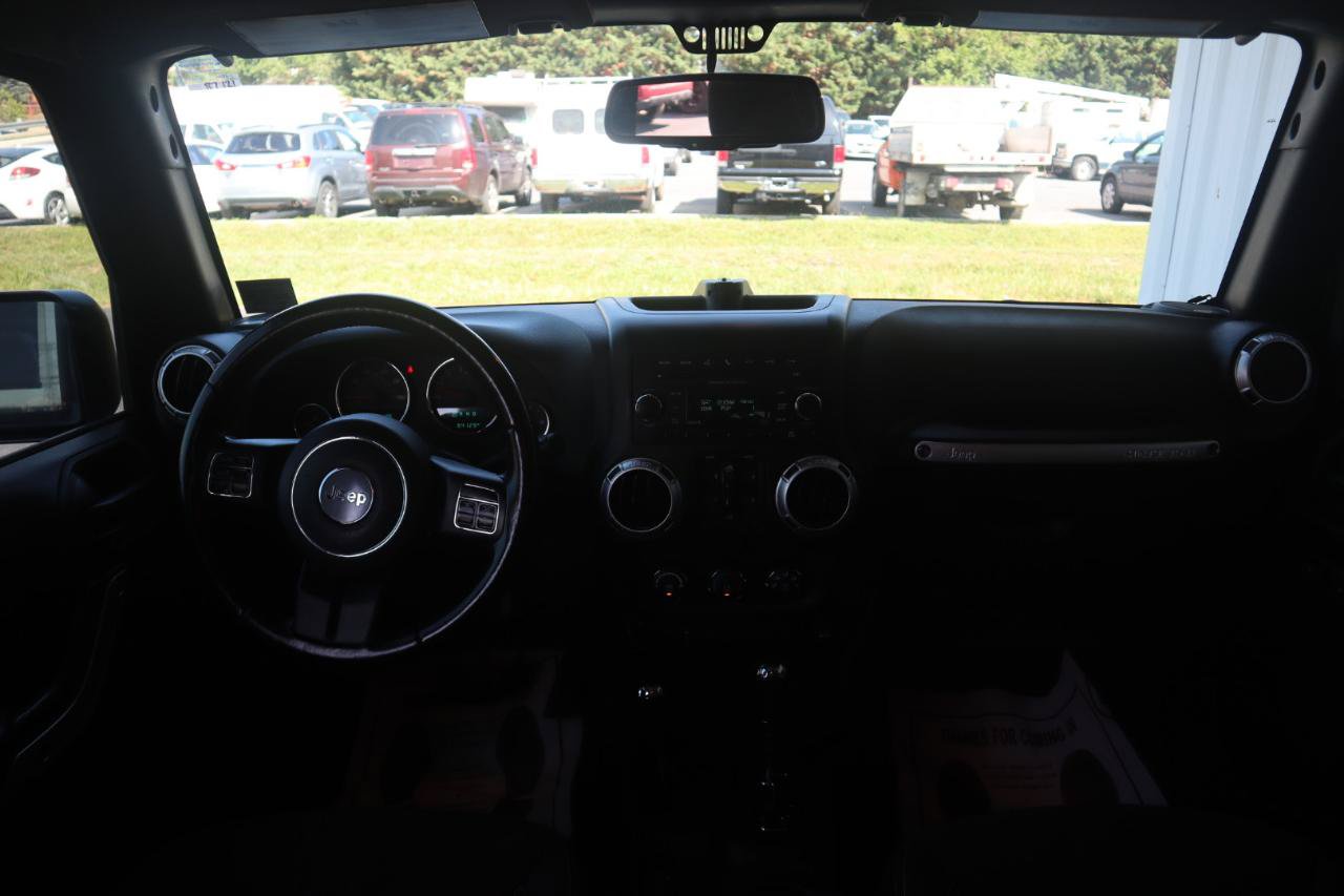 Used 2015 Jeep Wrangler Unlimited Sahara w/ Connectivity Group AWD/4WD image 52